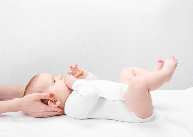 Baby til osteopat behandles for kolik