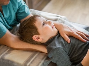 Osteopatisk behandling af dreng, der har smerter